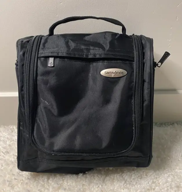 the front of a samsonite hanging travel bag